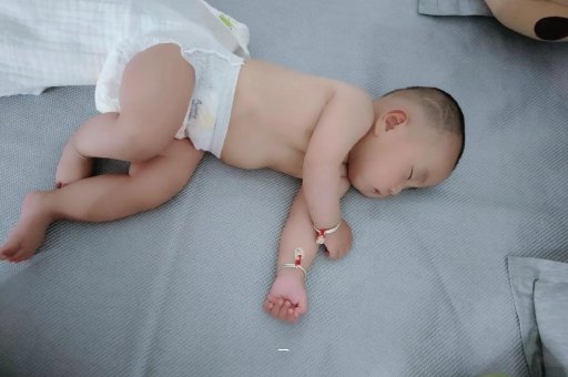 北流宝宝脸上有白色斑块 北流宝宝脸上有白色斑块